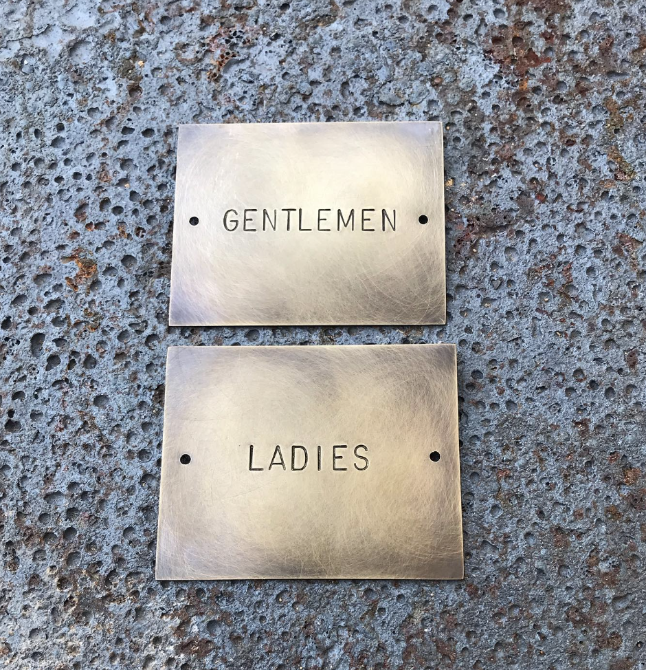 plaques personnalisées en laiton avec trous